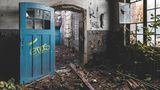 Das seit 2012 verlassene Bahnbetriebswerk Aachen-West ist mittlerweile von Vandalismus und Verfall gezeichnet. Viele Gebäudeteile wurden bereits abgerissen, andere sind Bränden zum Opfer gefallen. Auf dem Weg durch erhaltene Gebäude passiert der Fotograf ehemalige Werkstätten, Büros und Aufenthaltsräume. Durch eindrucksvolle Glasfenster bahnt sich die Natur einen Weg ins Innere.