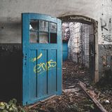 Das seit 2012 verlassene Bahnbetriebswerk Aachen-West ist mittlerweile von Vandalismus und Verfall gezeichnet. Viele Gebäudeteile wurden bereits abgerissen, andere sind Bränden zum Opfer gefallen. Auf dem Weg durch erhaltene Gebäude passiert der Fotograf ehemalige Werkstätten, Büros und Aufenthaltsräume. Durch eindrucksvolle Glasfenster bahnt sich die Natur einen Weg ins Innere.