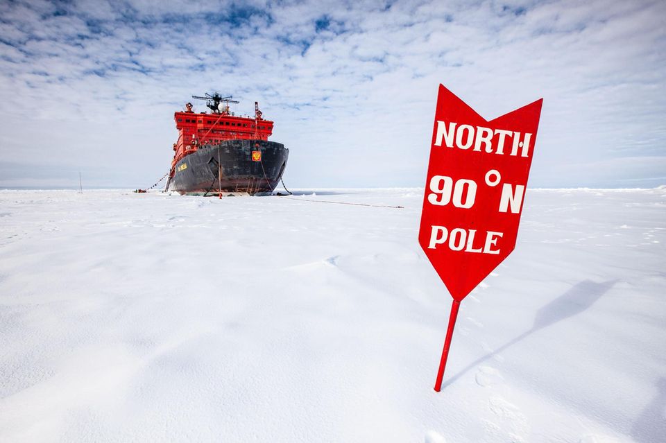 Ein Eisbrecher und Schild am geographischen Nordpol 1.5004