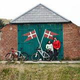 Paar vor einem Unterschlupf