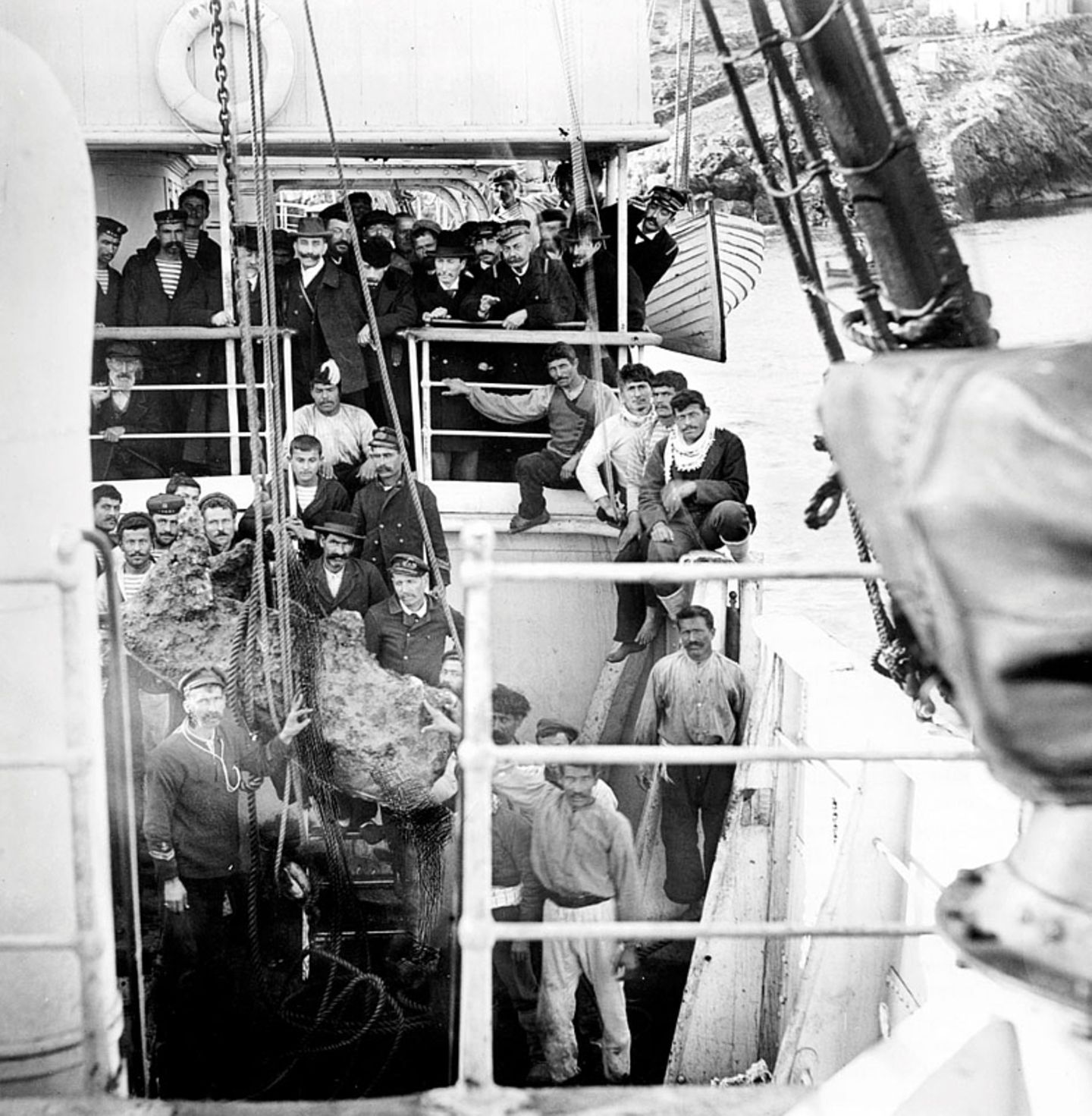 Das Team der Schwammtaucher mit Vertretern der griechischen Regierung auf dem Marineschiff Mykali