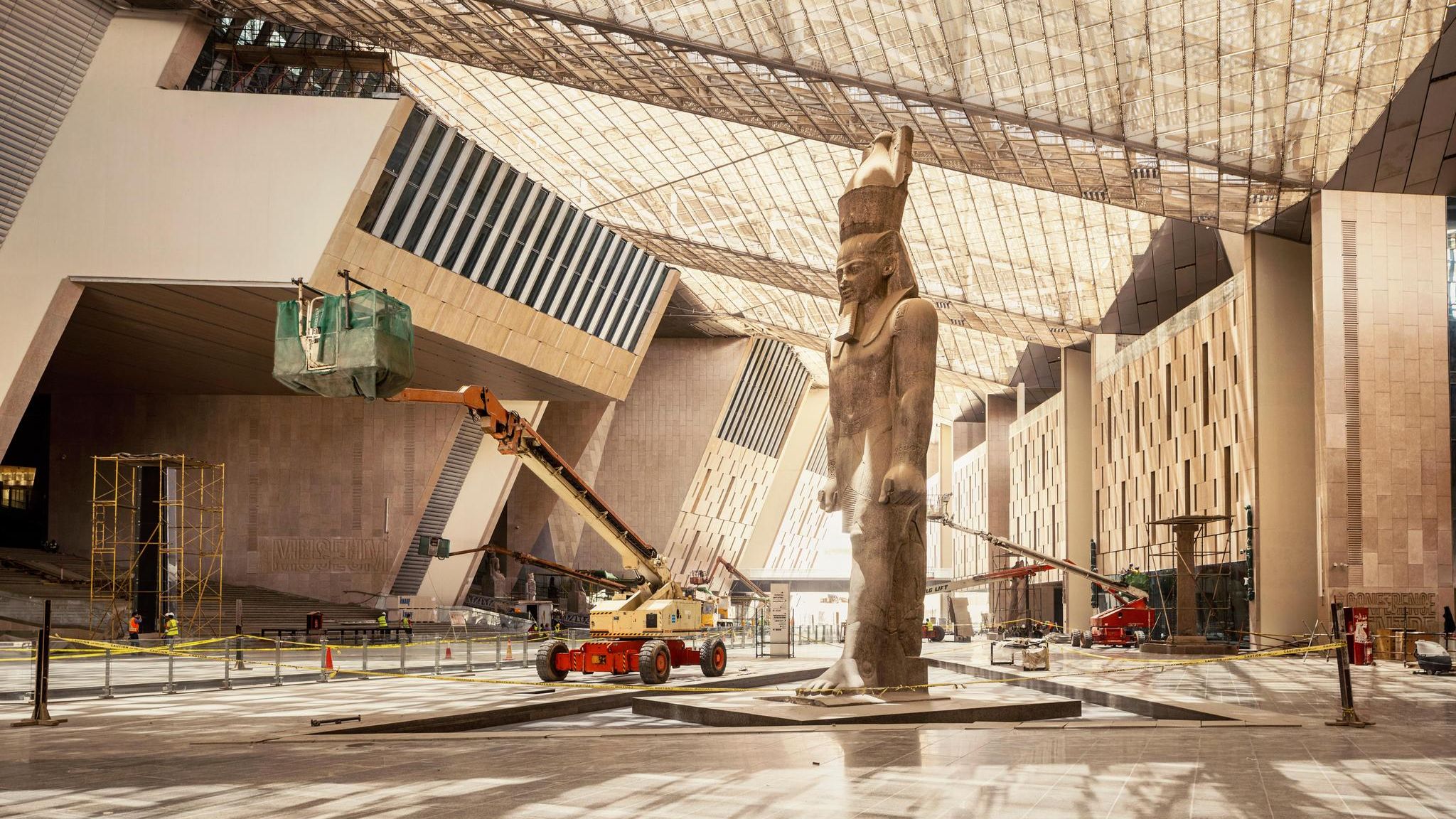 Arbeiten im Atrium des Museums Arbeiten im Atrium des Museums