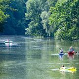 Bayern, Pfraundorf: Wassersportler sind auf der Altmühl nahe Pfraundorf bei Kinding im Landkreis Eichstätt unterwegs