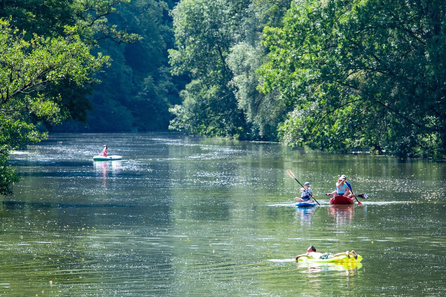 Bayern, Pfraundorf: Wassersportler sind auf der Altmühl nahe Pfraundorf bei Kinding im Landkreis Eichstätt unterwegs