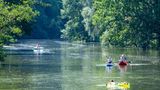 Bayern, Pfraundorf: Wassersportler sind auf der Altmühl nahe Pfraundorf bei Kinding im Landkreis Eichstätt unterwegs