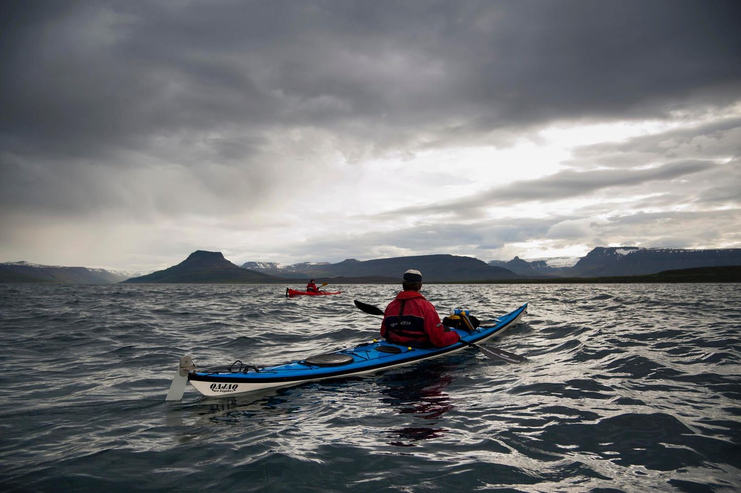 Kajakfahrer, Kajakausflug zur Insel Vigur, Fjord Ísafjarðardjúp, Isafjardardjup, Westfjorde, Island, Europa