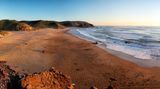 Praia do Amado an der Atlantikküste an der Algarve, Portugal bei Abendlicht kurz vor Sonnenuntergang. Sunset at Praia do Amado in the Costa Vicentina natural park at the Atlantic Ocean at the Algarve, Portugal.