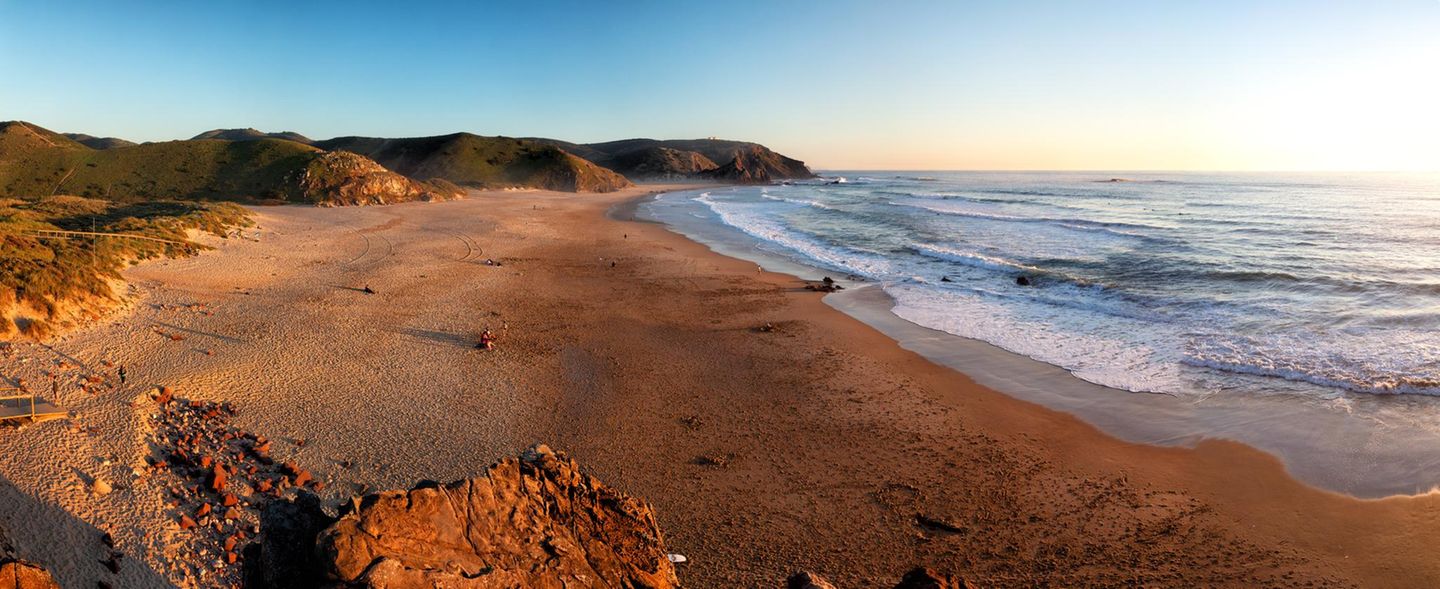 Praia do Amado an der Atlantikküste an der Algarve, Portugal bei Abendlicht kurz vor Sonnenuntergang. Sunset at Praia do Amado in the Costa Vicentina natural park at the Atlantic Ocean at the Algarve, Portugal.