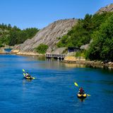 Kajak Fahrer, Kanufahrer, Insel Malön, Schären, Provinz Bohuslän, Provinz Västra Götalands län, Südschweden, Schweden, Europa       