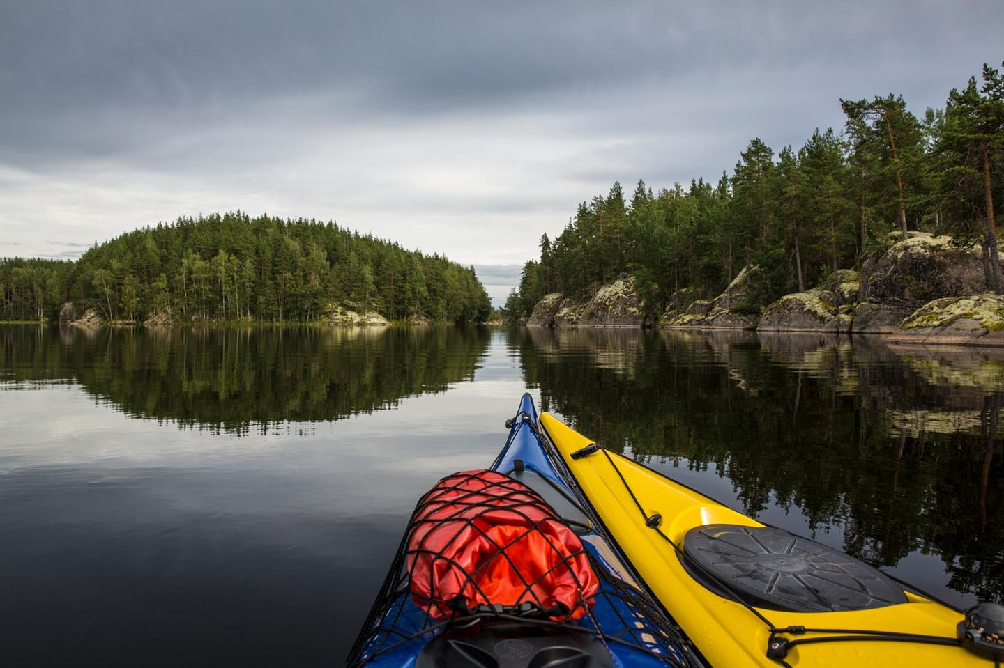 Finnland, Saimaa-Gebiet, zwei Kajaks auf See