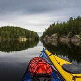 Finnland, Saimaa-Gebiet, zwei Kajaks auf See