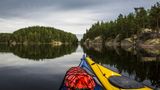 Finnland, Saimaa-Gebiet, zwei Kajaks auf See