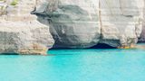Kajakfahrer und Badegäste nahe Cala Mitjana, Menorca, Balearen, Spanien, Europa