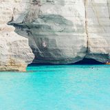 Kajakfahrer und Badegäste nahe Cala Mitjana, Menorca, Balearen, Spanien, Europa