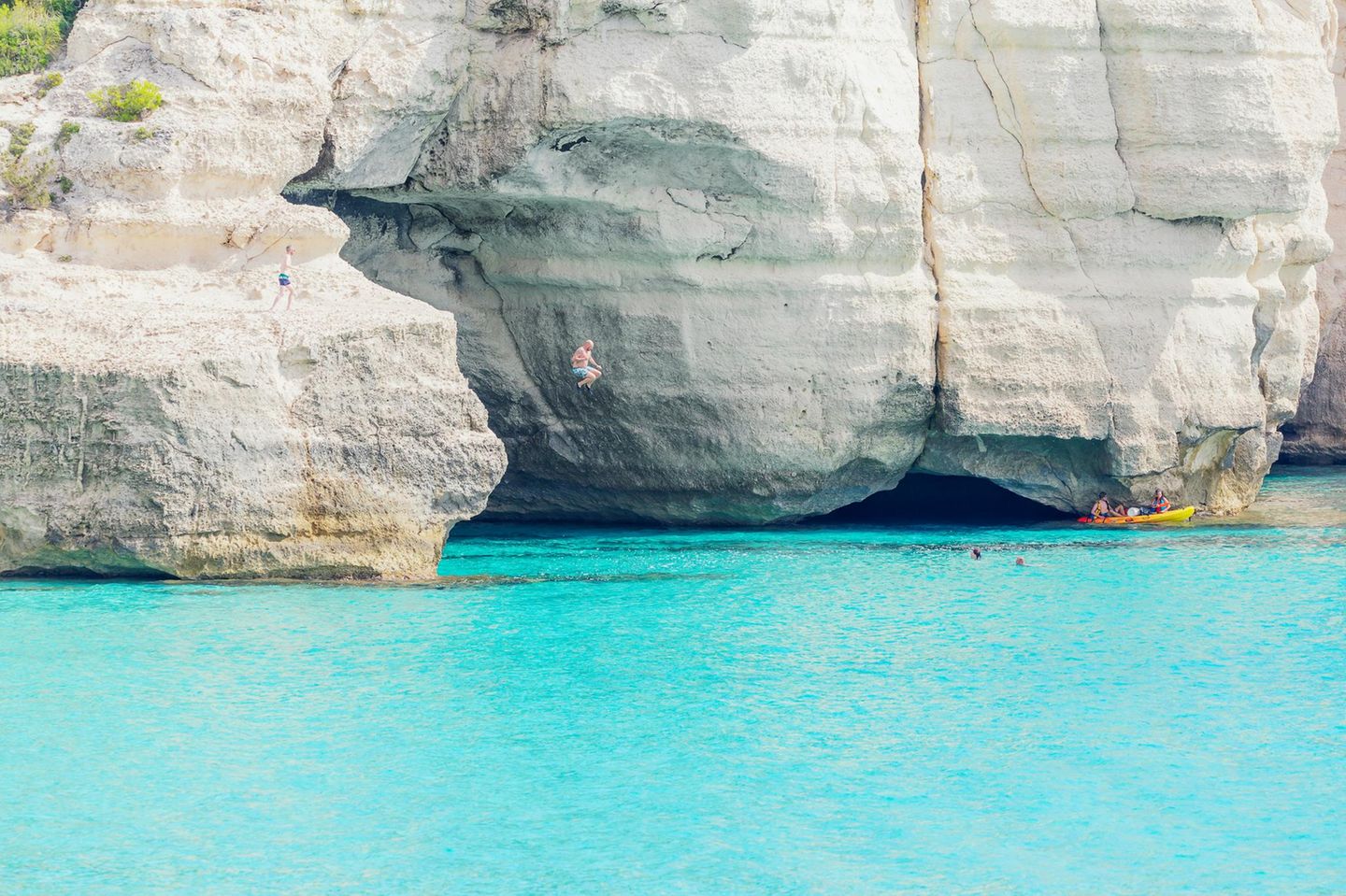 Kajakfahrer und Badegäste nahe Cala Mitjana, Menorca, Balearen, Spanien, Europa