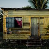 Die Häuser in Belize, die Andre Tezza auf seiner Reise durch Mittelamerika fotografiert hat, sind von der Umwelt geformt: Wegen häufiger Regenfälle stehen sie auf Stelzen, ihre Dächer aus Zinn sind schräg, damit das Wasser abfließt, und ihre bunten Farben verblassen in der tropischen Sonne und Feuchtigkeit.   2. Platz, professioneller Wettbewerb, "Architektur und Design"