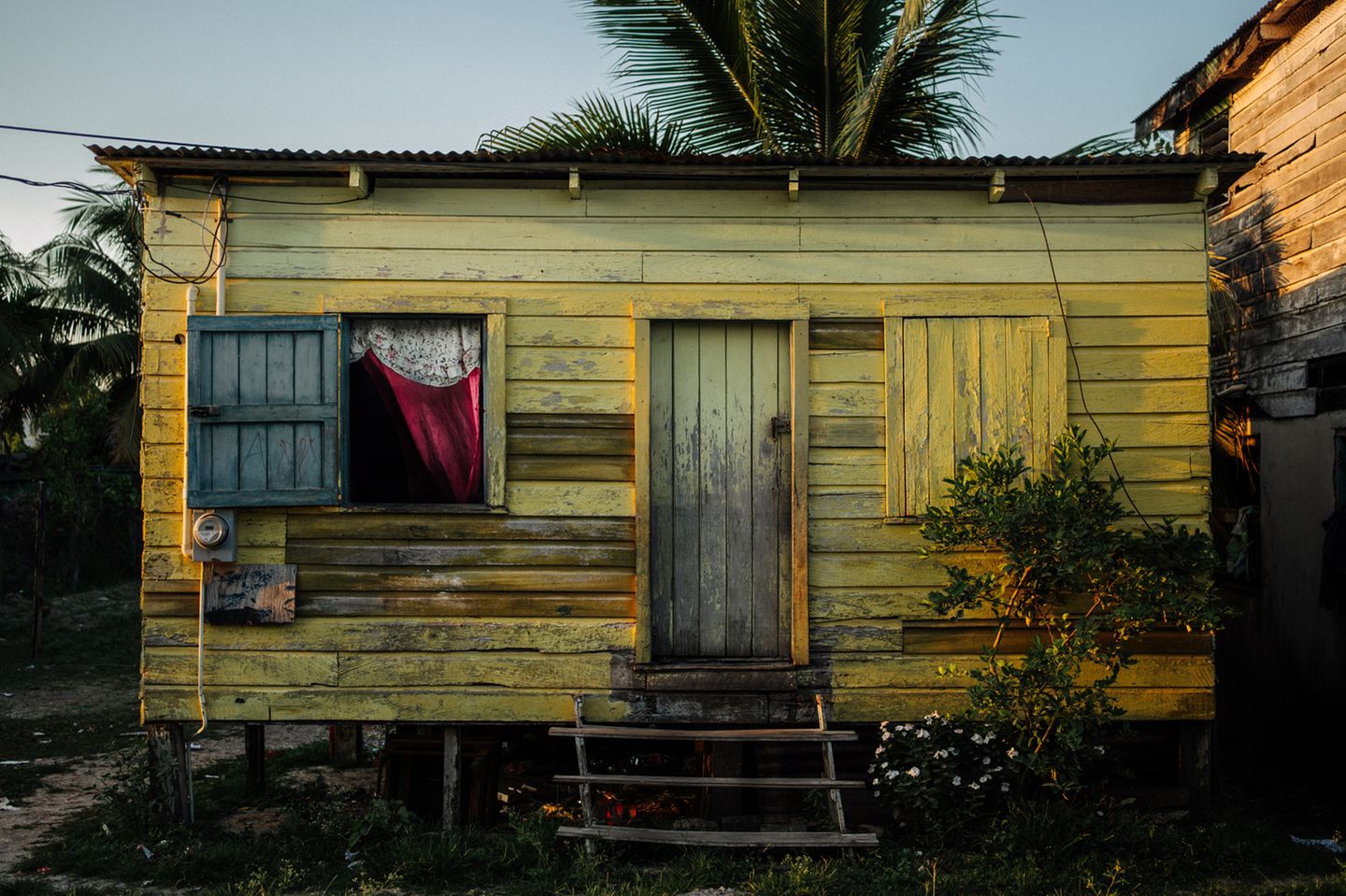 Die Häuser in Belize, die Andre Tezza auf seiner Reise durch Mittelamerika fotografiert hat, sind von der Umwelt geformt: Wegen häufiger Regenfälle stehen sie auf Stelzen, ihre Dächer aus Zinn sind schräg, damit das Wasser abfließt, und ihre bunten Farben verblassen in der tropischen Sonne und Feuchtigkeit.   2. Platz, professioneller Wettbewerb, "Architektur und Design"