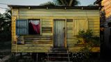 Die Häuser in Belize, die Andre Tezza auf seiner Reise durch Mittelamerika fotografiert hat, sind von der Umwelt geformt: Wegen häufiger Regenfälle stehen sie auf Stelzen, ihre Dächer aus Zinn sind schräg, damit das Wasser abfließt, und ihre bunten Farben verblassen in der tropischen Sonne und Feuchtigkeit.   2. Platz, professioneller Wettbewerb, "Architektur und Design"