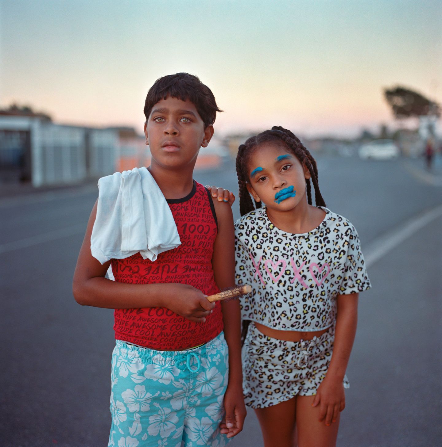 In die Cape Flats auf den sandigen Ebenen vor Kapstadt siedelte die Apartheidsregierung "Schwarze" und "Coloureds" um, die sie aus der Stadt vertrieben hatte. Heute wohnen hier Hunderttausende in einigen der größten und am schnellsten wachsenden Townships des Landes. Banden kontrollieren den Alltag, und ein einfacher Schulweg ist lebensgefährlich. Laura Pannack hat Kinder und Jugendliche auf diesem Weg begleitet und ihre Kamera mit ihnen geteilt. Gedichte und Collagen ergänzen das gemeinschaftliche Werk "The Journey Home".  Siegerin, professioneller Wettbewerb, "Perspektiven"
