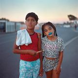 In die Cape Flats auf den sandigen Ebenen vor Kapstadt siedelte die Apartheidsregierung "Schwarze" und "Coloureds" um, die sie aus der Stadt vertrieben hatte. Heute wohnen hier Hunderttausende in einigen der größten und am schnellsten wachsenden Townships des Landes. Banden kontrollieren den Alltag, und ein einfacher Schulweg ist lebensgefährlich. Laura Pannack hat Kinder und Jugendliche auf diesem Weg begleitet und ihre Kamera mit ihnen geteilt. Gedichte und Collagen ergänzen das gemeinschaftliche Werk "The Journey Home".  Siegerin, professioneller Wettbewerb, "Perspektiven"