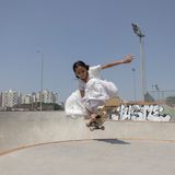 "Fly Out Indy Grab" heißt der Trick, den die Inderin Shradda Gaikwad im Skatepark von Pune im Westen des Landes zeigt – im Sari und mit einem Bindi auf der Stirn. So traditionell ihre Kleidung, so radikal brechen Gaikwad und die anderen skatenden Mädchen und Frauen mit den patriachalen Erwartungen ihrer Gesellschaft. Zufällig stieß Chantal Pinzi auf die winzige weibliche Skaterszene im bevölkerungsreichsten Land der Welt. "Shred the Patriarchy" heißt ihre Arbeit, ein Wortspiel aus "das Patriarchat zerfetzen" und shredden: So nennen es Skater und Skaterinnen, wenn sie hart fahren, ohne Rücksicht auf Mensch und Material.  Siegerin, professioneller Wettbewerb, "Sport" 