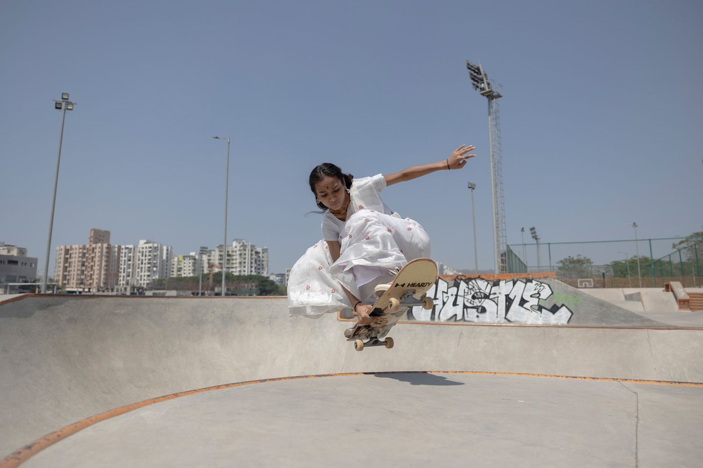 "Fly Out Indy Grab" heißt der Trick, den die Inderin Shradda Gaikwad im Skatepark von Pune im Westen des Landes zeigt – im Sari und mit einem Bindi auf der Stirn. So traditionell ihre Kleidung, so radikal brechen Gaikwad und die anderen skatenden Mädchen und Frauen mit den patriachalen Erwartungen ihrer Gesellschaft. Zufällig stieß Chantal Pinzi auf die winzige weibliche Skaterszene im bevölkerungsreichsten Land der Welt. "Shred the Patriarchy" heißt ihre Arbeit, ein Wortspiel aus "das Patriarchat zerfetzen" und shredden: So nennen es Skater und Skaterinnen, wenn sie hart fahren, ohne Rücksicht auf Mensch und Material.  Siegerin, professioneller Wettbewerb, "Sport" 