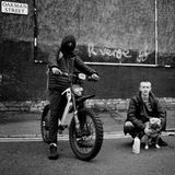 "Rache" steht an der Wand hinter den beiden Jungs, die in einem katholischen Viertel von Belfast für den Fotografen posieren. Seit fast 20 Jahren dokumentiert Toby Binder das Leben von Teenagern aus der britischen Arbeiterklasse. Nach dem Brexit-Referendum hat er sich auf Heranwachsende in der nordirischen Hauptstadt konzentriert: Sie sind nach dem Karfreitagsabkommen geboren, doch der Nordirland-Konflikt prägt ihr Leben noch immer. Sie wohnen in Gemeinschaften, die mehr trennt als hohe Mauern – und die gleichzeitg mehr gemeinsam haben, als beide Seiten wahrhaben wollen.  Sieger, professioneller Wettbewerb, "Dokumentationsprojekte"