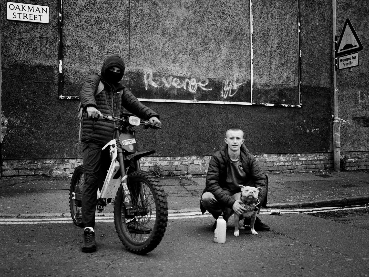 "Rache" steht an der Wand hinter den beiden Jungs, die in einem katholischen Viertel von Belfast für den Fotografen posieren. Seit fast 20 Jahren dokumentiert Toby Binder das Leben von Teenagern aus der britischen Arbeiterklasse. Nach dem Brexit-Referendum hat er sich auf Heranwachsende in der nordirischen Hauptstadt konzentriert: Sie sind nach dem Karfreitagsabkommen geboren, doch der Nordirland-Konflikt prägt ihr Leben noch immer. Sie wohnen in Gemeinschaften, die mehr trennt als hohe Mauern – und die gleichzeitg mehr gemeinsam haben, als beide Seiten wahrhaben wollen.  Sieger, professioneller Wettbewerb, "Dokumentationsprojekte"