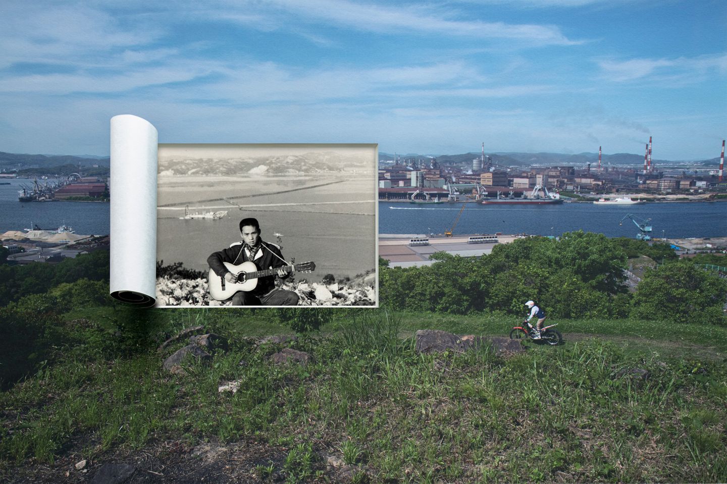 Ein junger Mann spielt Gitarre, während hinter ihm eine künstliche Insel in der Bucht von Fukuyama wächst. Sorgfältig kombiniert Seido Kino Archivbilder mit modernen Aufnahmen, um den ungeheuren Wandel zu zeigen, den seine Heimat durchgemacht hat: In den Jahrzehnten nach dem Zweiten Weltkrieg strömten die Menschen in Städte wie Fukuyama, wo sich 1960 der größte Stahlkocher der Welt ansiedelte, auf der eigens aufgeschütteten Insel. Inzwischen schrumpft die Bevölkerung wieder. Seido spürt den Folgen des "Fortschritts" in der Landschaft nach.  Sieger, professioneller Wettbewerb, "Landschaft"   