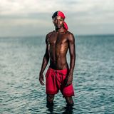 Mehr als die Hälfte der Brasilianer hat afrikanische Wurzeln, doch weniger als zwei Prozent identifizieren sich als Anhänger afrikanischer Religionen. M'kumba ist ein Schimpfwort für diese Menschen, abgeleitet von einem Kikongo-Wort für spirituelle Anführer. Bis in die 1970er waren die religiösen Praktiken kriminalisiert, allein 2024 gab es 2000 Angriffe auf Gläubige. Gui Christ will mit seiner Porträtserie "M'kumba" die Widerstandskraft einer neuen Generation dokumentieren, die alten Ritualen neues Leben einhaucht.  Sieger, professioneller Wettbewerb, "Porträt"    