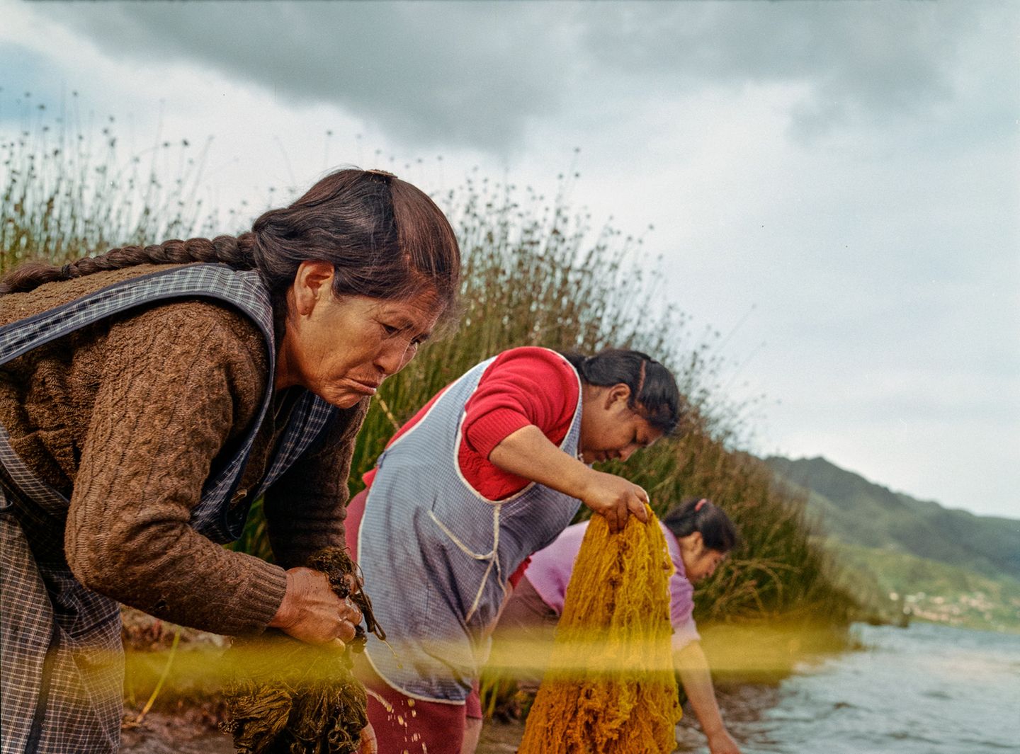 Im Wasser des Piuray-Sees in den peruanischen Anden waschen Frauen Wolle, die sie nach traditioneller Technik gefärbt haben, mit Blüten, Blättern oder Schildläusen. Nicolás Garrido Huguet arbeitet mit der Forscherin und Modedesignerin María Lucía Muñoz zusammen, um ein Handwerk festzuhalten, das mehrfach bedroht ist: von industriellen Färbetechniken und vom Klimawandel, der den Färbepflanzen zusetzt. Lichtflecken auf den Fotografien repräsentieren dabei das Einsickern der Farbe in den Stoff.  Sieger, professioneller Wettbewerb, "Umwelt"