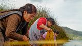 Im Wasser des Piuray-Sees in den peruanischen Anden waschen Frauen Wolle, die sie nach traditioneller Technik gefärbt haben, mit Blüten, Blättern oder Schildläusen. Nicolás Garrido Huguet arbeitet mit der Forscherin und Modedesignerin María Lucía Muñoz zusammen, um ein Handwerk festzuhalten, das mehrfach bedroht ist: von industriellen Färbetechniken und vom Klimawandel, der den Färbepflanzen zusetzt. Lichtflecken auf den Fotografien repräsentieren dabei das Einsickern der Farbe in den Stoff.  Sieger, professioneller Wettbewerb, "Umwelt"