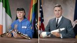 Rhiannon Adam inszeniert sich selbst zwischen einer irischen Flagge und einer Regenbogenfahne (links), Astronaut William Anders posiert für sein offizielles NASA-Porträt (rechts). Er flog als Bordingenieur und Fotograf auf der Apollo-8-Mission mit, dem ersten bemannten Flug zum Mond. Dort nahm er "Earthrise" auf, eines der berühmtesten Fotos der Geschichte. Adam dagegen musste auf der Erde bleiben, ihr Traum vom Weltall zerbrochen wie das Modell in ihrer Hand. Als einziges weibliches Besatzungsmitglied ausgewählt für die zivile Mondmission des japanischen Milliardärs Yusaku Maezawa, bereitete sie sich drei Jahre lang vor – bis Maezawa das Projekt 2024 abrupt absagte. "Rhi-entry" beschäftigt sich mit den Folgen für ihr Leben und ihre Arbeit.  Siegerin, professioneller Wettbewerb, "Kreativ"