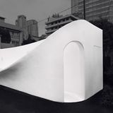 Ein Ufo? Ein Tempel? Ein Klohäuschen! 16 international anerkannte Designer und Architekten haben für das "Tokyo Toilet Projekt" 17 Kunstwerke entworfen, für die das Wort "öffentliche Bedürfnisanstalt" viel zu profan ist. Der japanische Architekt Sou Fujimoto zum Beispiel, der dieses Exemplar im Bezirk Shibuya erdacht hat, sieht in städtischen Toiletten moderne Brunnen. Auf verschiedenen Höhen sind deshalb in der geschwungenen Wand Wasserhähne zum Trinken und Händewaschen angebracht. Ulana Switucha hat das Projekt dokumentiert.  Siegerin, professioneller Wettbewerb, "Architektur und Design"