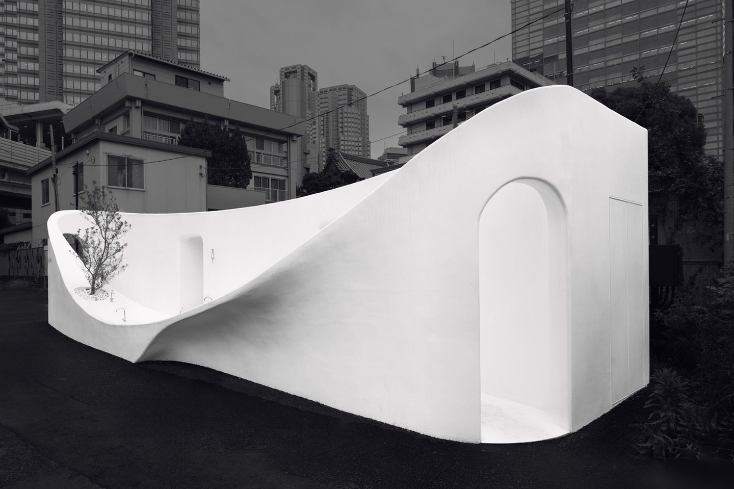 Ein Ufo? Ein Tempel? Ein Klohäuschen! 16 international anerkannte Designer und Architekten haben für das "Tokyo Toilet Projekt" 17 Kunstwerke entworfen, für die das Wort "öffentliche Bedürfnisanstalt" viel zu profan ist. Der japanische Architekt Sou Fujimoto zum Beispiel, der dieses Exemplar im Bezirk Shibuya erdacht hat, sieht in städtischen Toiletten moderne Brunnen. Auf verschiedenen Höhen sind deshalb in der geschwungenen Wand Wasserhähne zum Trinken und Händewaschen angebracht. Ulana Switucha hat das Projekt dokumentiert.  Siegerin, professioneller Wettbewerb, "Architektur und Design"