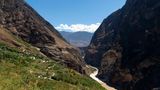 Tigersprungschlucht, Berge, Dörfer und tiefe Schlucht mit Fluss, Yunnan, China