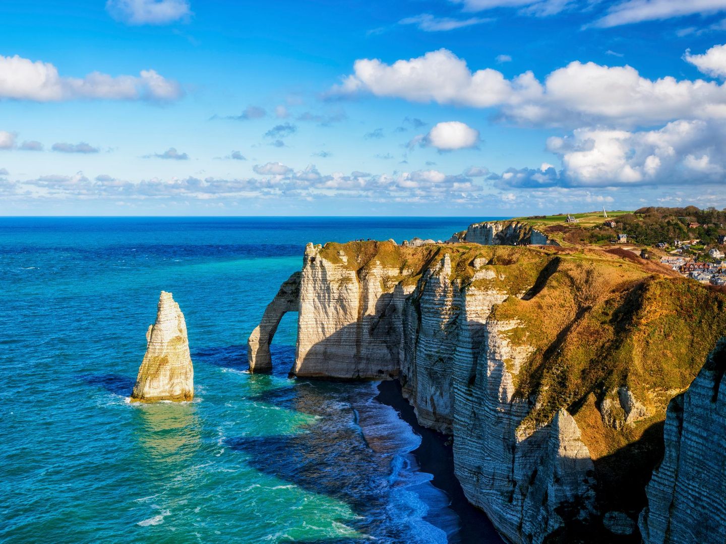 Klippen von Étretat. Daneben das Meer