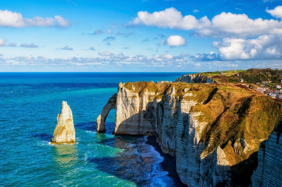 Klippen von Étretat. Daneben das Meer 1.3333
