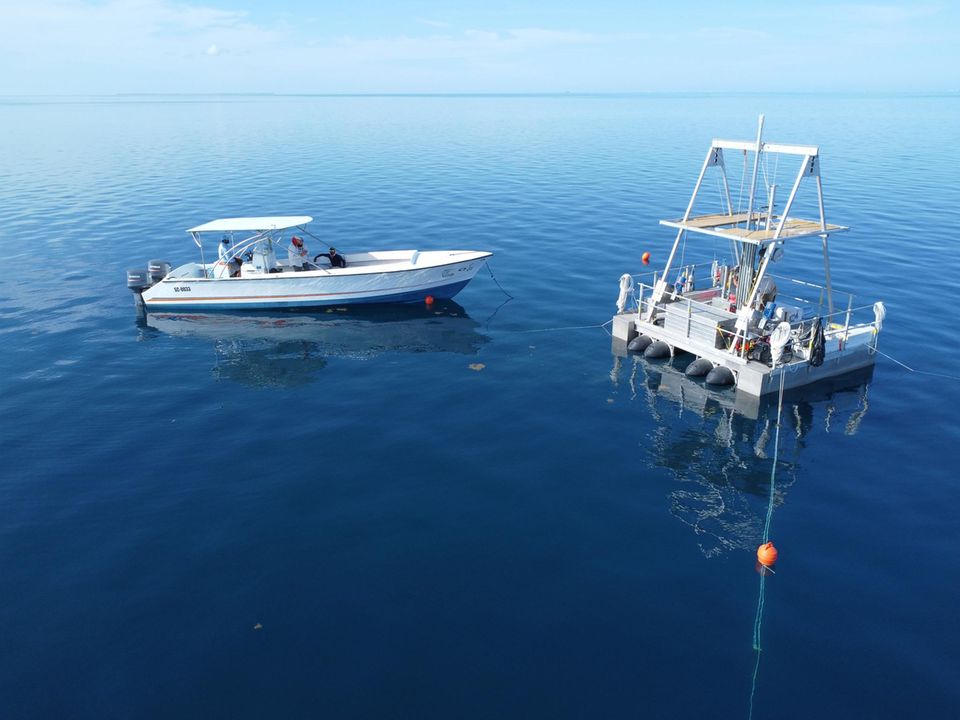 Bohrplattform mit Begleitboot Bohrplattform mit Begleitboot