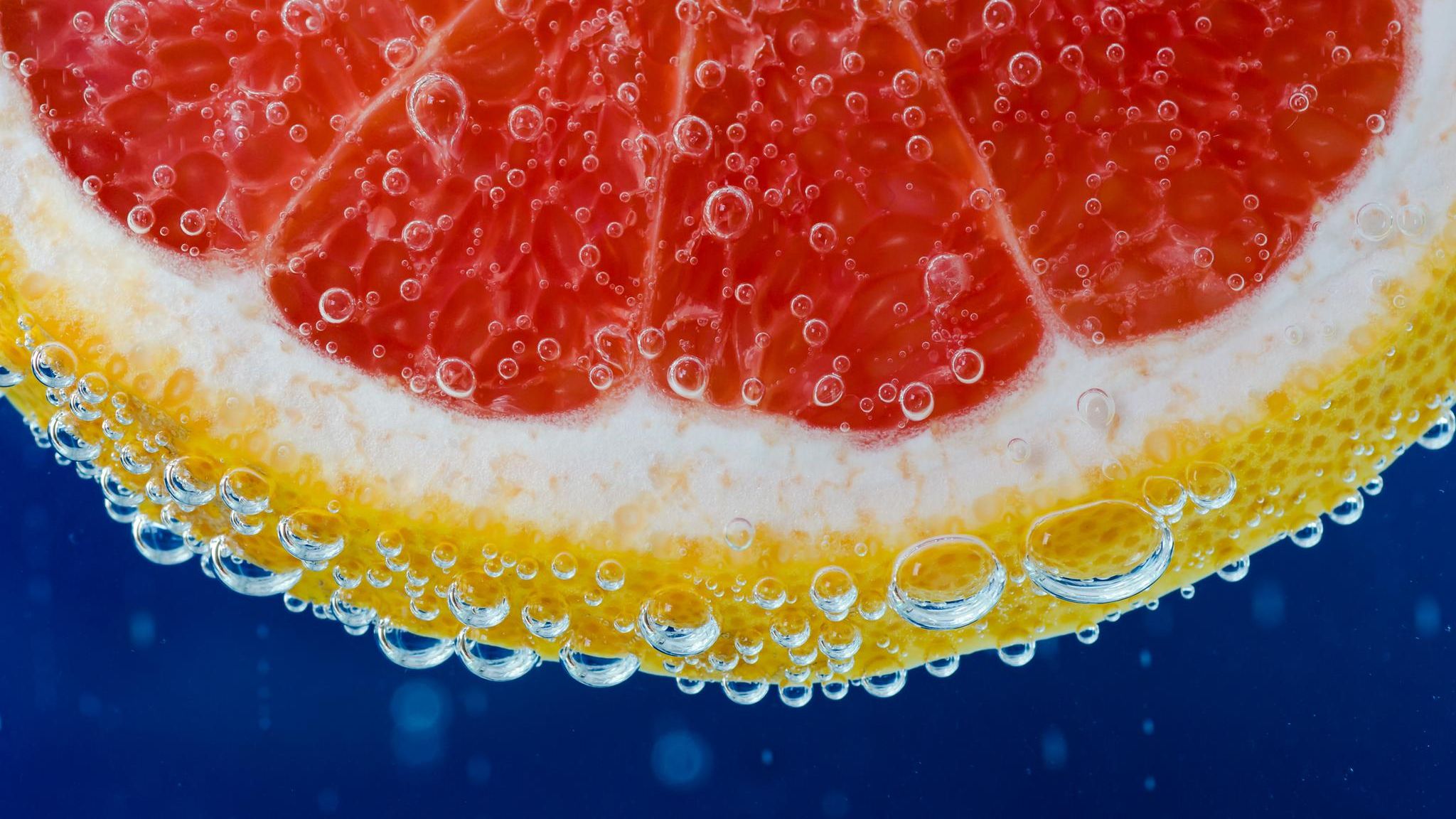 Detail einer Grapefruit unter Wasser