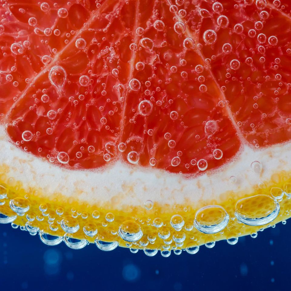 Detail einer Grapefruit unter Wasser