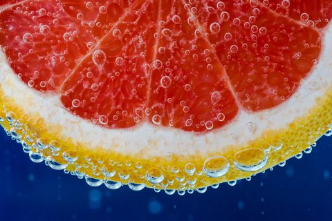 Detail einer Grapefruit unter Wasser
