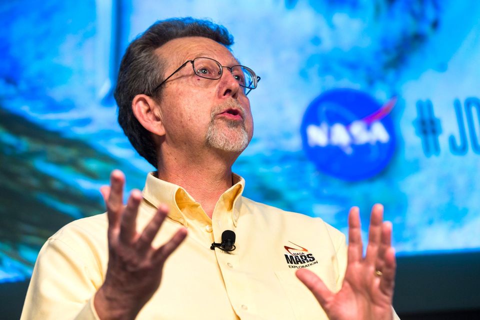 Jim Green spricht auf einer Nasa-Pressekonferenz