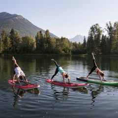Konzentration und Balance: SUP-Yoga bringt andere Herausforderungen mit sich als Sport im Studio