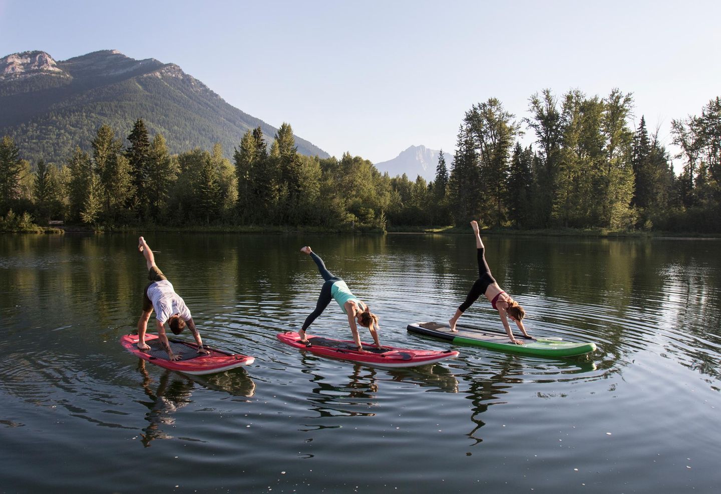 Konzentration und Balance: SUP-Yoga bringt andere Herausforderungen mit sich als Sport im Studio