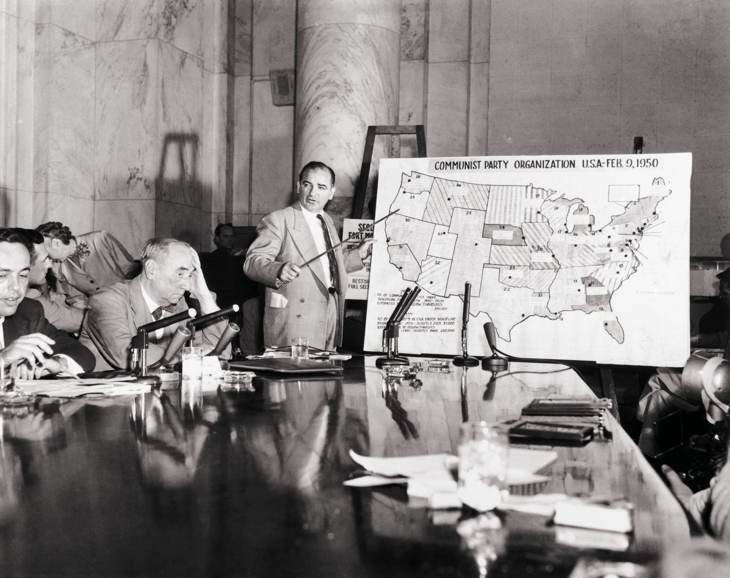 Hier sind Kommunisten, hier und hier: Senator Joseph McCarthy versucht im Oktober 1954, die angebliche Unterwanderung der USA zu verdeutlichen. Er wirkt wie ein Lehrer, doch er misstraut den Bildungsinstitutionen des Landes
