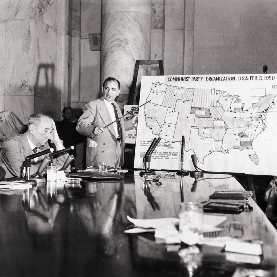 Hier sind Kommunisten, hier und hier: Senator Joseph McCarthy versucht im Oktober 1954, die angebliche Unterwanderung der USA zu verdeutlichen. Er wirkt wie ein Lehrer, doch er misstraut den Bildungsinstitutionen des Landes
