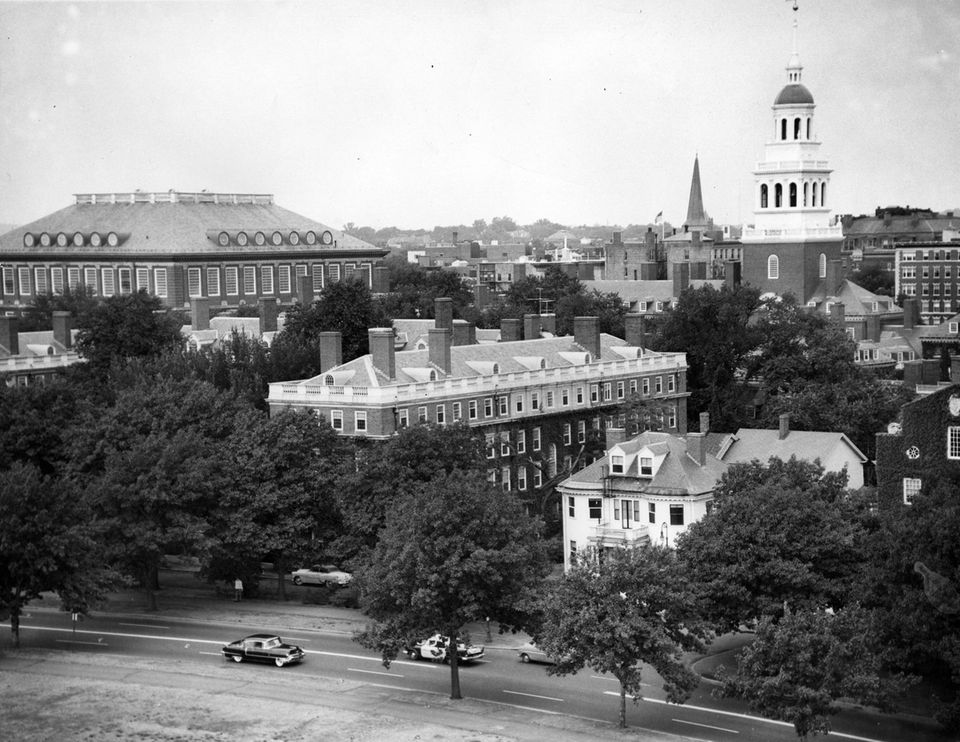 Hier studiert die Elite: 1636 gegründet, belegt Harvard 85 Hektar nordwestlich von Boston. Diese Foto von 1957 zeigt unter anderem Massachusetts Hall, das älteste Gebäude auf dem Campus und Sitz des Universitätspräsidenten