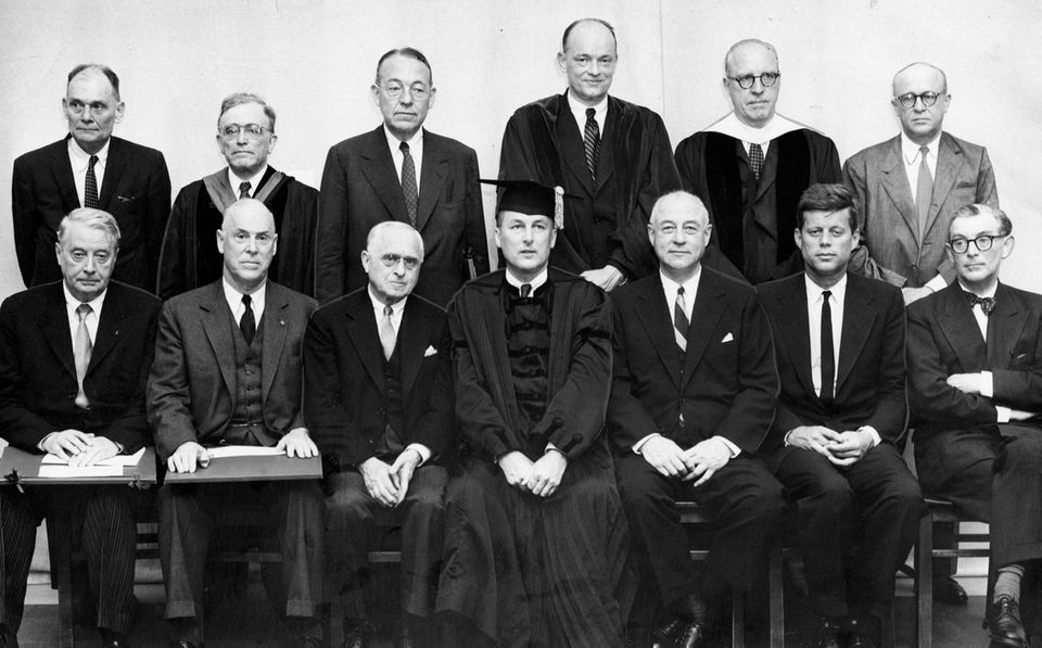 Im Talar posiert Nathan Pusey 1956 mit Ehemaligen und Professoren seiner Universität (Mitte). Ehrengast des Harvard-Präsidenten: Der zukünfitge US-Präsident John F. Kennedy (2. v. rechts), der an diesem Tag die Ehrendoktorwürde seiner Alma Mater erhalten hat 