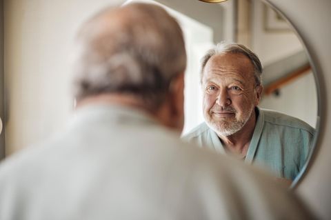 Senior im Spiegel